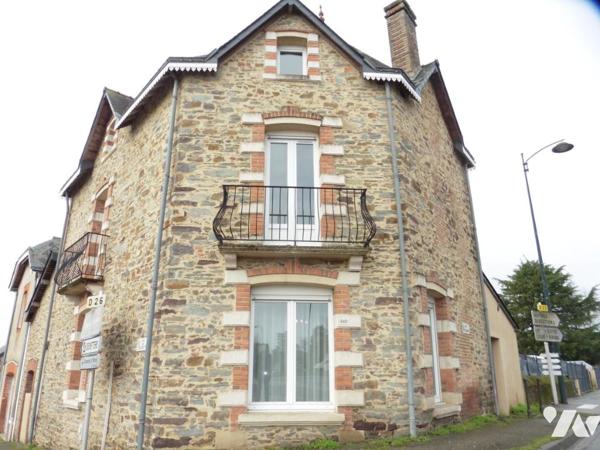 RIAILLE, en son bourg, proche écoles, commerces, maison de caractère en pierres et son terrain clos.