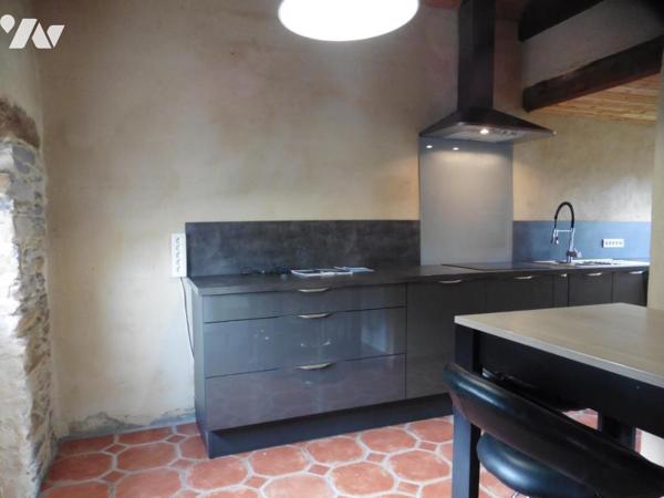 RIAILLE, en son bourg, proche écoles, commerces, maison de caractère en pierres et son terrain clos.