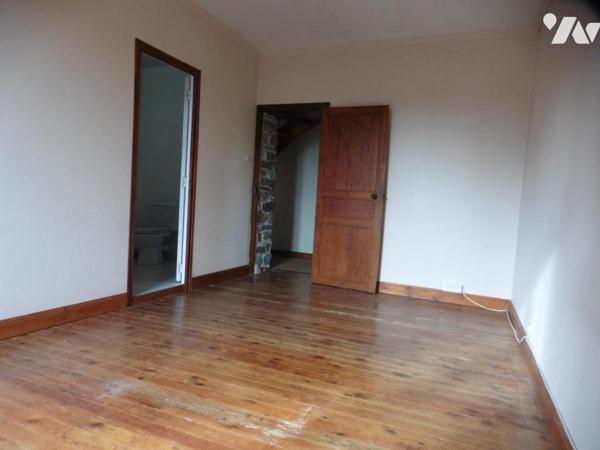 RIAILLE, en son bourg, proche écoles, commerces, maison de caractère en pierres et son terrain clos.