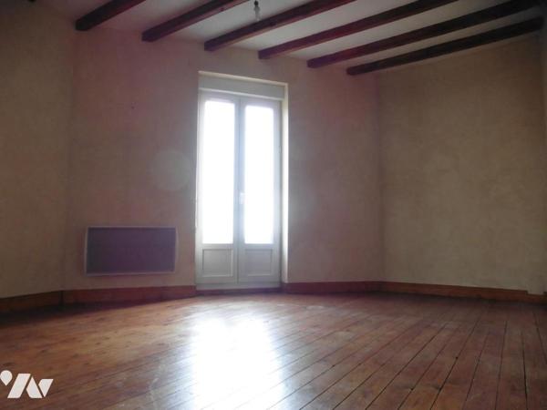 RIAILLE, en son bourg, proche écoles, commerces, maison de caractère en pierres et son terrain clos.