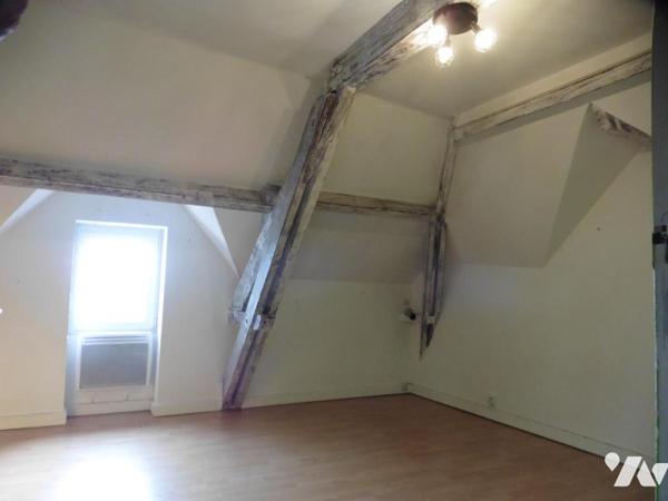 RIAILLE, en son bourg, proche écoles, commerces, maison de caractère en pierres et son terrain clos.