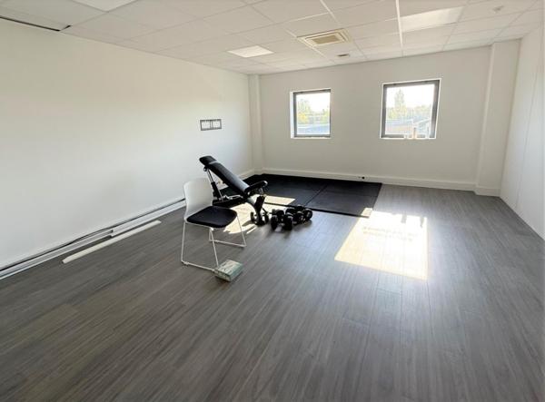 129 m² de bureaux climatisés et fonctionnel. Disponible immédiatement