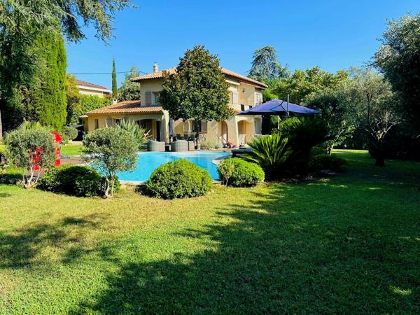 Villa familiale 6 pièces avec piscine chauffée sur terrain plat à Mougins
