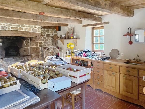 Maison en pierres avec dépendances sur un terrain de 1751 m²