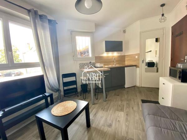 À VENDRE Studio meublé rénové 16 m2 LAVAL rive gauche