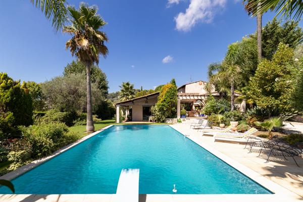 Villa de charme avec patio et piscine au cœur de La Colle-sur-Loup