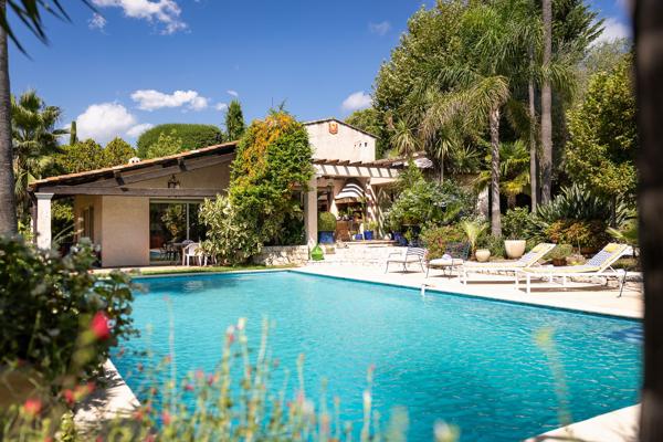 Villa de charme avec patio et piscine au cœur de La Colle-sur-Loup