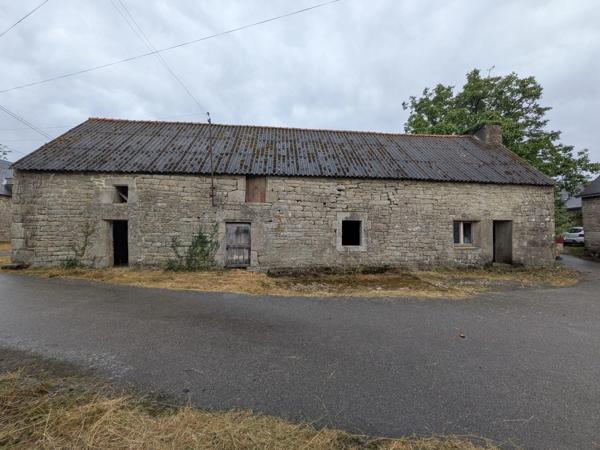 PLOUAY EN CAMPAGNE ENSEMBLE IMMOBILIER COMPOSÉ D' UNE MAISON DE 45M² HABITABLE, UNE GRANGE DE 33 M², UN BÂTIMENT EN PIERRE DE 91 M² UNE PARCELLE DE 711m² ENVRION.