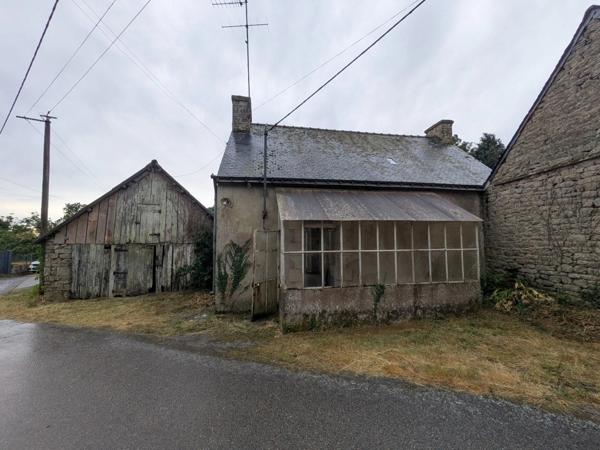 PLOUAY EN CAMPAGNE ENSEMBLE IMMOBILIER COMPOSÉ D' UNE MAISON DE 45M² HABITABLE, UNE GRANGE DE 33 M², UN BÂTIMENT EN PIERRE DE 91 M² UNE PARCELLE DE 711m² ENVRION.