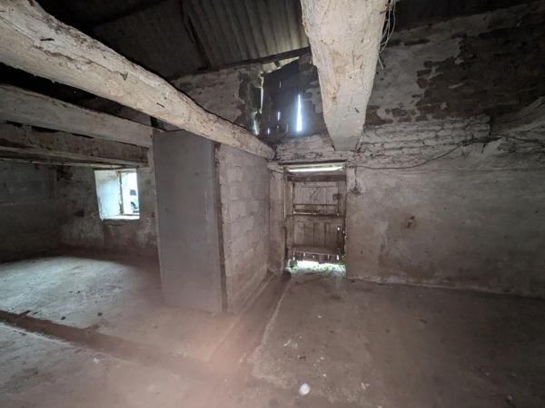 PLOUAY EN CAMPAGNE ENSEMBLE IMMOBILIER COMPOSÉ D' UNE MAISON DE 45M² HABITABLE, UNE GRANGE DE 33 M², UN BÂTIMENT EN PIERRE DE 91 M² UNE PARCELLE DE 711m² ENVRION.