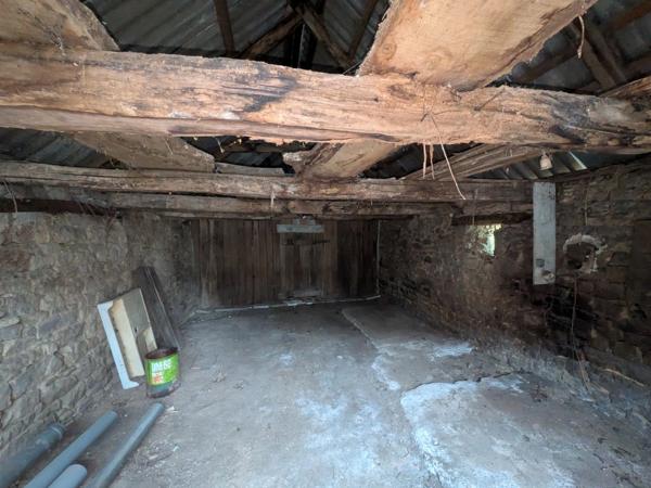 PLOUAY EN CAMPAGNE ENSEMBLE IMMOBILIER COMPOSÉ D' UNE MAISON DE 45M² HABITABLE, UNE GRANGE DE 33 M², UN BÂTIMENT EN PIERRE DE 91 M² UNE PARCELLE DE 711m² ENVRION.