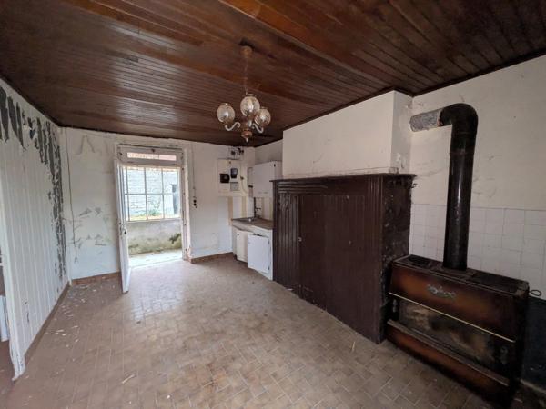 PLOUAY EN CAMPAGNE ENSEMBLE IMMOBILIER COMPOSÉ D' UNE MAISON DE 45M² HABITABLE, UNE GRANGE DE 33 M², UN BÂTIMENT EN PIERRE DE 91 M² UNE PARCELLE DE 711m² ENVRION.