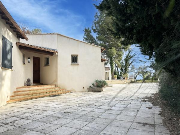 Bellegarde (30127) Superbe Villa sur les hauteurs avec une belle vue au calme