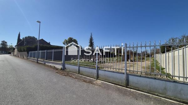 Terrain à bâtir plat et clôturé sur 3 cotés