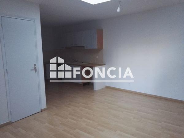 Location Appartement 2 pièces 52.3 m² - 10 A PLACE DE LA PECHOIRE Coulon 79510
