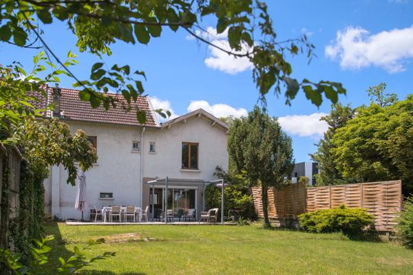 Charbonnières-les-Bains – Maison de ville d'environ 125 m² avec 3 chambres - Terrain de 646 m²