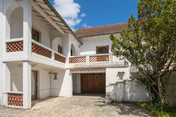 Charbonnières-les-Bains – Maison de ville d'environ 125 m² avec 3 chambres - Terrain de 646 m²