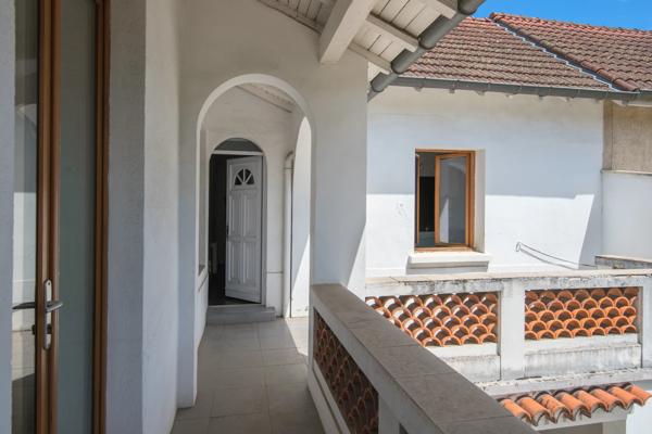 Charbonnières-les-Bains – Maison de ville d'environ 125 m² avec 3 chambres - Terrain de 646 m²