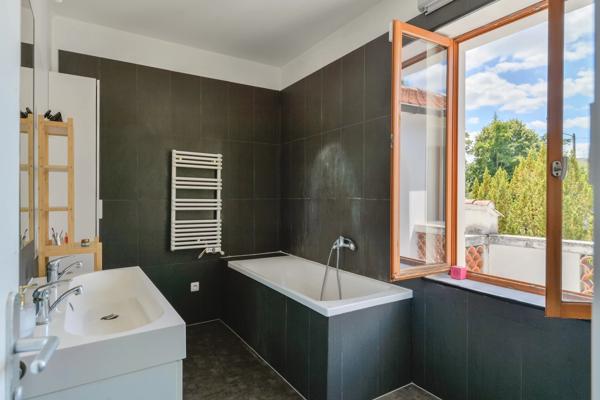Charbonnières-les-Bains – Maison de ville d'environ 125 m² avec 3 chambres - Terrain de 646 m²