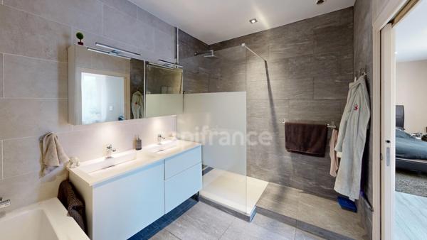 Secteur Quai du Rhône- maison individuelle rénovée 6P de 157,30 m² - confort et volumes - piscine
