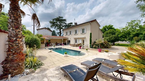 Secteur Quai du Rhône- maison individuelle rénovée 6P de 157,30 m² - confort et volumes - piscine