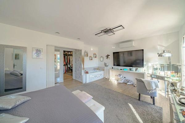 Maison Cuges Les Pins 6 pièce(s) 152 m2