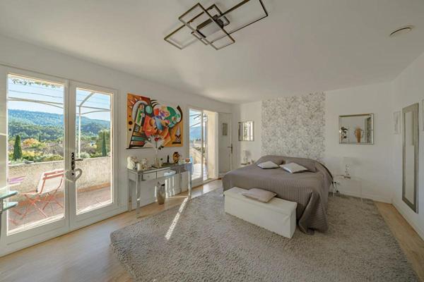 Maison Cuges Les Pins 6 pièce(s) 152 m2