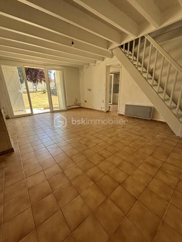 Amoureux de l'ancien et des projets de rénovation, cette maison en pierre datant des années 1800 n'attend que vous pour retrouver tout son éclat .

Située dans un environnement calme, à seulement 30 minutes de Bordeaux sur la commune de La Sauve (33670) et à 2 minutes à pieds des écoles , cette maison de caractère offre de beaux volumes et un fort potentiel d'aménagement .

Au rez-de-chaussée, vous découvrirez une agréable pièce de vie, une cuisine indépendante avec son cellier, une chambre, une salle de bains avec baignoire ainsi qu'un WC indépendant .

A l'étage,l'espace nuit se compose de deux chambres et d'une pièce supplémentaire, actuellement sans fenêtre , pouvant être aménagée en bureau, dressing en chambre après la création d'une ouverture de type Velux .

A l'extérieur, un jardin d'environ 130m2 avec Terrasse vous permettra de profiter des beaux jours .
Une dépendance en pierre ,mitoyenne à la maison faisant office de garage (non accessible aux véhicules ), complète le bien et offre un bel espace de stockage ou un atelier .

Le chauffage est assuré par des radiateurs électriques .

Des travaux de rénovation sont a prévoir, offrant l'opportunité de repenser les espaces et de personnaliser cette maison selon vos envies tout en mettant en valeur le charme de la pierre et le cachet de l' ancien .

LES ATOUTS :
-Maison en pierre de caractère datant des année 1800 .
-Environnement calme .
-Ecoles accessibles a pied .
-3 chambres et une piece supplémentaire a aménager .
-Jardin d'environ 130m2 .
-Dépendance en pierre .
-Beau potentiel d rénovation .

Une belle opportunité pour les amateurs de maisons de caractère souhaitant créer un lieu de vie à leur image .

Vous souhaitez redonner vie a une authentique maison en pierre ?
Contactez-moi des aujourd'hui pour organiser une visite et découvrir cette jolie maison .