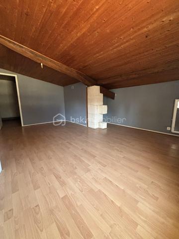 Amoureux de l'ancien et des projets de rénovation, cette maison en pierre datant des années 1800 n'attend que vous pour retrouver tout son éclat .

Située dans un environnement calme, à seulement 30 minutes de Bordeaux sur la commune de La Sauve (33670) et à 2 minutes à pieds des écoles , cette maison de caractère offre de beaux volumes et un fort potentiel d'aménagement .

Au rez-de-chaussée, vous découvrirez une agréable pièce de vie, une cuisine indépendante avec son cellier, une chambre, une salle de bains avec baignoire ainsi qu'un WC indépendant .

A l'étage,l'espace nuit se compose de deux chambres et d'une pièce supplémentaire, actuellement sans fenêtre , pouvant être aménagée en bureau, dressing en chambre après la création d'une ouverture de type Velux .

A l'extérieur, un jardin d'environ 130m2 avec Terrasse vous permettra de profiter des beaux jours .
Une dépendance en pierre ,mitoyenne à la maison faisant office de garage (non accessible aux véhicules ), complète le bien et offre un bel espace de stockage ou un atelier .

Le chauffage est assuré par des radiateurs électriques .

Des travaux de rénovation sont a prévoir, offrant l'opportunité de repenser les espaces et de personnaliser cette maison selon vos envies tout en mettant en valeur le charme de la pierre et le cachet de l' ancien .

LES ATOUTS :
-Maison en pierre de caractère datant des année 1800 .
-Environnement calme .
-Ecoles accessibles a pied .
-3 chambres et une piece supplémentaire a aménager .
-Jardin d'environ 130m2 .
-Dépendance en pierre .
-Beau potentiel d rénovation .

Une belle opportunité pour les amateurs de maisons de caractère souhaitant créer un lieu de vie à leur image .

Vous souhaitez redonner vie a une authentique maison en pierre ?
Contactez-moi des aujourd'hui pour organiser une visite et découvrir cette jolie maison .