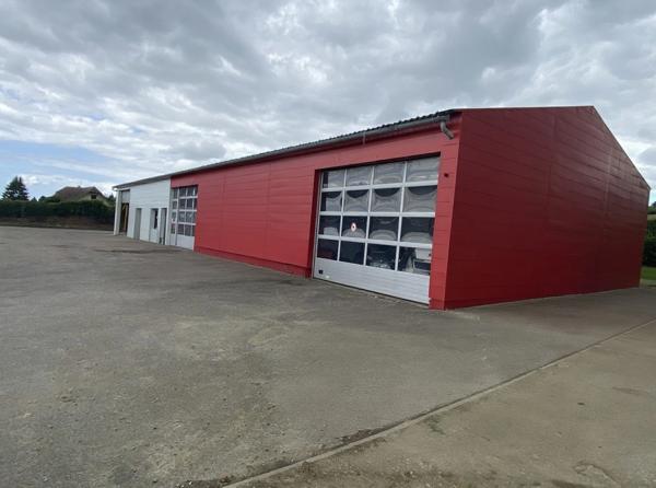 Bâtiment de 460 m2 avec bureaux et parking - Situé sur un axe passant
