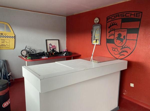 Bâtiment de 460 m2 avec bureaux et parking - Situé sur un axe passant