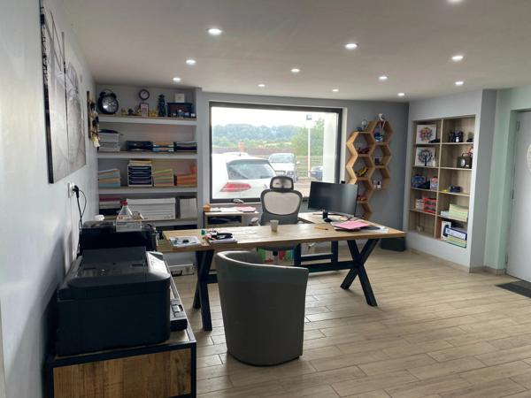 Bâtiment de 460 m2 avec bureaux et parking - Situé sur un axe passant