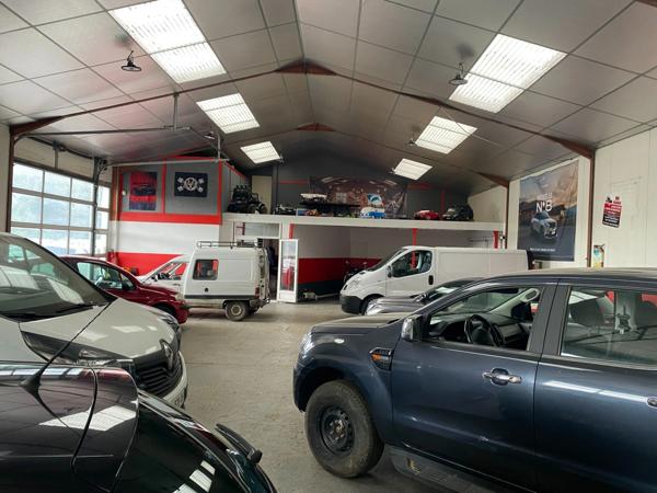 Bâtiment de 460 m2 avec bureaux et parking - Situé sur un axe passant