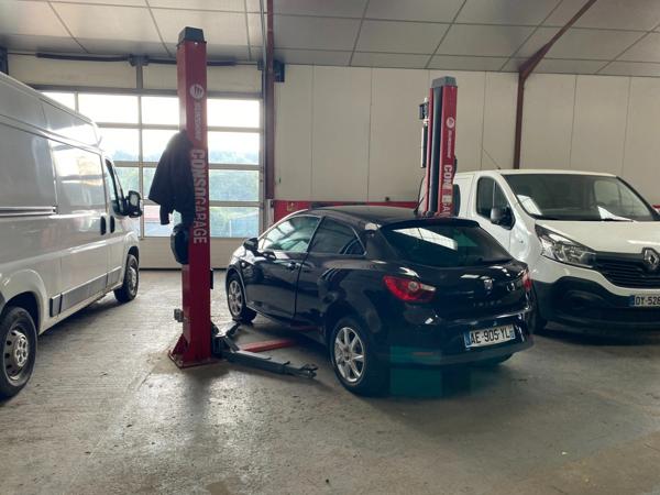 Bâtiment de 460 m2 avec bureaux et parking - Situé sur un axe passant