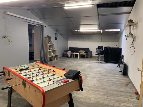 Bâtiment de 460 m2 avec bureaux et parking - Situé sur un axe passant