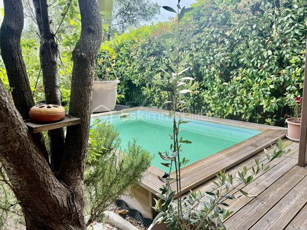 Venez découvrir cette ravissante maison mitoyenne d'un coté, pleine de charme et idéalement située sur la commune de Mougins, au calme, proche de toutes commodités.
D'une superficie d'environ 65m2, cette maison se compose au premier niveau, d'un agréable espace de vie réunissant salon, salle à manger et cuisine entièrement équipée, d'une très jolie salle de douche avec son wc.
A l'étage supérieur, l'espace nuit accueille trois belles chambres, idéales pour une famille.
Au sous sol de la maison, une superbe grande cave en pierre voutée très atypique de 30m2 vient compléter ce bien avec de nombreuses possibilités d'aménagement.
A l'extérieur, vous profiterez d'un terrain d'environ 100m2 agrémenté d'une agréable piscine, et d'une jolie terrasse, véritable cocon de détente. Un garage vient également compléter les prestations de cette maison.
A visiter sans tarder.