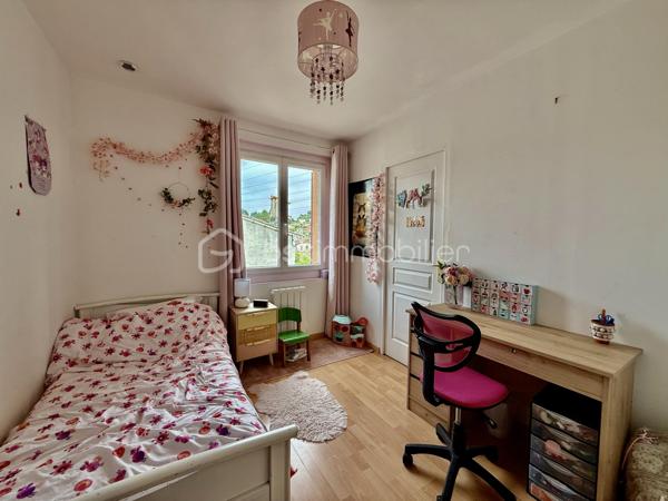 Venez découvrir cette ravissante maison mitoyenne d'un coté, pleine de charme et idéalement située sur la commune de Mougins, au calme, proche de toutes commodités.
D'une superficie d'environ 65m2, cette maison se compose au premier niveau, d'un agréable espace de vie réunissant salon, salle à manger et cuisine entièrement équipée, d'une très jolie salle de douche avec son wc.
A l'étage supérieur, l'espace nuit accueille trois belles chambres, idéales pour une famille.
Au sous sol de la maison, une superbe grande cave en pierre voutée très atypique de 30m2 vient compléter ce bien avec de nombreuses possibilités d'aménagement.
A l'extérieur, vous profiterez d'un terrain d'environ 100m2 agrémenté d'une agréable piscine, et d'une jolie terrasse, véritable cocon de détente. Un garage vient également compléter les prestations de cette maison.
A visiter sans tarder.