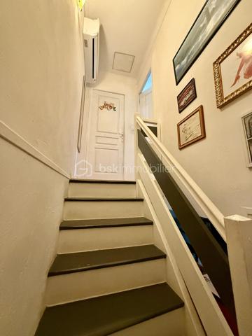 Venez découvrir cette ravissante maison mitoyenne d'un coté, pleine de charme et idéalement située sur la commune de Mougins, au calme, proche de toutes commodités.
D'une superficie d'environ 65m2, cette maison se compose au premier niveau, d'un agréable espace de vie réunissant salon, salle à manger et cuisine entièrement équipée, d'une très jolie salle de douche avec son wc.
A l'étage supérieur, l'espace nuit accueille trois belles chambres, idéales pour une famille.
Au sous sol de la maison, une superbe grande cave en pierre voutée très atypique de 30m2 vient compléter ce bien avec de nombreuses possibilités d'aménagement.
A l'extérieur, vous profiterez d'un terrain d'environ 100m2 agrémenté d'une agréable piscine, et d'une jolie terrasse, véritable cocon de détente. Un garage vient également compléter les prestations de cette maison.
A visiter sans tarder.