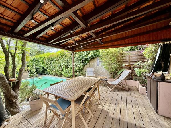 Venez découvrir cette ravissante maison mitoyenne d'un coté, pleine de charme et idéalement située sur la commune de Mougins, au calme, proche de toutes commodités.
D'une superficie d'environ 65m2, cette maison se compose au premier niveau, d'un agréable espace de vie réunissant salon, salle à manger et cuisine entièrement équipée, d'une très jolie salle de douche avec son wc.
A l'étage supérieur, l'espace nuit accueille trois belles chambres, idéales pour une famille.
Au sous sol de la maison, une superbe grande cave en pierre voutée très atypique de 30m2 vient compléter ce bien avec de nombreuses possibilités d'aménagement.
A l'extérieur, vous profiterez d'un terrain d'environ 100m2 agrémenté d'une agréable piscine, et d'une jolie terrasse, véritable cocon de détente. Un garage vient également compléter les prestations de cette maison.
A visiter sans tarder.