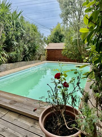 Venez découvrir cette ravissante maison mitoyenne d'un coté, pleine de charme et idéalement située sur la commune de Mougins, au calme, proche de toutes commodités.
D'une superficie d'environ 65m2, cette maison se compose au premier niveau, d'un agréable espace de vie réunissant salon, salle à manger et cuisine entièrement équipée, d'une très jolie salle de douche avec son wc.
A l'étage supérieur, l'espace nuit accueille trois belles chambres, idéales pour une famille.
Au sous sol de la maison, une superbe grande cave en pierre voutée très atypique de 30m2 vient compléter ce bien avec de nombreuses possibilités d'aménagement.
A l'extérieur, vous profiterez d'un terrain d'environ 100m2 agrémenté d'une agréable piscine, et d'une jolie terrasse, véritable cocon de détente. Un garage vient également compléter les prestations de cette maison.
A visiter sans tarder.
