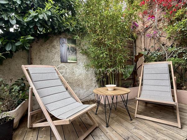 Venez découvrir cette ravissante maison mitoyenne d'un coté, pleine de charme et idéalement située sur la commune de Mougins, au calme, proche de toutes commodités.
D'une superficie d'environ 65m2, cette maison se compose au premier niveau, d'un agréable espace de vie réunissant salon, salle à manger et cuisine entièrement équipée, d'une très jolie salle de douche avec son wc.
A l'étage supérieur, l'espace nuit accueille trois belles chambres, idéales pour une famille.
Au sous sol de la maison, une superbe grande cave en pierre voutée très atypique de 30m2 vient compléter ce bien avec de nombreuses possibilités d'aménagement.
A l'extérieur, vous profiterez d'un terrain d'environ 100m2 agrémenté d'une agréable piscine, et d'une jolie terrasse, véritable cocon de détente. Un garage vient également compléter les prestations de cette maison.
A visiter sans tarder.