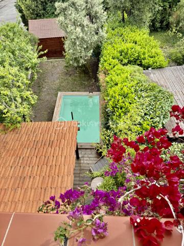 Venez découvrir cette ravissante maison mitoyenne d'un coté, pleine de charme et idéalement située sur la commune de Mougins, au calme, proche de toutes commodités.
D'une superficie d'environ 65m2, cette maison se compose au premier niveau, d'un agréable espace de vie réunissant salon, salle à manger et cuisine entièrement équipée, d'une très jolie salle de douche avec son wc.
A l'étage supérieur, l'espace nuit accueille trois belles chambres, idéales pour une famille.
Au sous sol de la maison, une superbe grande cave en pierre voutée très atypique de 30m2 vient compléter ce bien avec de nombreuses possibilités d'aménagement.
A l'extérieur, vous profiterez d'un terrain d'environ 100m2 agrémenté d'une agréable piscine, et d'une jolie terrasse, véritable cocon de détente. Un garage vient également compléter les prestations de cette maison.
A visiter sans tarder.