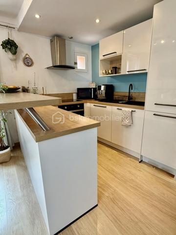 Venez découvrir cette ravissante maison mitoyenne d'un coté, pleine de charme et idéalement située sur la commune de Mougins, au calme, proche de toutes commodités.
D'une superficie d'environ 65m2, cette maison se compose au premier niveau, d'un agréable espace de vie réunissant salon, salle à manger et cuisine entièrement équipée, d'une très jolie salle de douche avec son wc.
A l'étage supérieur, l'espace nuit accueille trois belles chambres, idéales pour une famille.
Au sous sol de la maison, une superbe grande cave en pierre voutée très atypique de 30m2 vient compléter ce bien avec de nombreuses possibilités d'aménagement.
A l'extérieur, vous profiterez d'un terrain d'environ 100m2 agrémenté d'une agréable piscine, et d'une jolie terrasse, véritable cocon de détente. Un garage vient également compléter les prestations de cette maison.
A visiter sans tarder.
