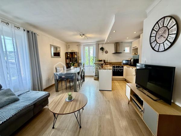 Venez découvrir cette ravissante maison mitoyenne d'un coté, pleine de charme et idéalement située sur la commune de Mougins, au calme, proche de toutes commodités.
D'une superficie d'environ 65m2, cette maison se compose au premier niveau, d'un agréable espace de vie réunissant salon, salle à manger et cuisine entièrement équipée, d'une très jolie salle de douche avec son wc.
A l'étage supérieur, l'espace nuit accueille trois belles chambres, idéales pour une famille.
Au sous sol de la maison, une superbe grande cave en pierre voutée très atypique de 30m2 vient compléter ce bien avec de nombreuses possibilités d'aménagement.
A l'extérieur, vous profiterez d'un terrain d'environ 100m2 agrémenté d'une agréable piscine, et d'une jolie terrasse, véritable cocon de détente. Un garage vient également compléter les prestations de cette maison.
A visiter sans tarder.