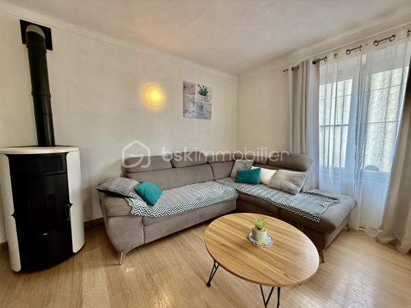 Venez découvrir cette ravissante maison mitoyenne d'un coté, pleine de charme et idéalement située sur la commune de Mougins, au calme, proche de toutes commodités.
D'une superficie d'environ 65m2, cette maison se compose au premier niveau, d'un agréable espace de vie réunissant salon, salle à manger et cuisine entièrement équipée, d'une très jolie salle de douche avec son wc.
A l'étage supérieur, l'espace nuit accueille trois belles chambres, idéales pour une famille.
Au sous sol de la maison, une superbe grande cave en pierre voutée très atypique de 30m2 vient compléter ce bien avec de nombreuses possibilités d'aménagement.
A l'extérieur, vous profiterez d'un terrain d'environ 100m2 agrémenté d'une agréable piscine, et d'une jolie terrasse, véritable cocon de détente. Un garage vient également compléter les prestations de cette maison.
A visiter sans tarder.