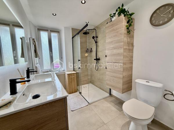Venez découvrir cette ravissante maison mitoyenne d'un coté, pleine de charme et idéalement située sur la commune de Mougins, au calme, proche de toutes commodités.
D'une superficie d'environ 65m2, cette maison se compose au premier niveau, d'un agréable espace de vie réunissant salon, salle à manger et cuisine entièrement équipée, d'une très jolie salle de douche avec son wc.
A l'étage supérieur, l'espace nuit accueille trois belles chambres, idéales pour une famille.
Au sous sol de la maison, une superbe grande cave en pierre voutée très atypique de 30m2 vient compléter ce bien avec de nombreuses possibilités d'aménagement.
A l'extérieur, vous profiterez d'un terrain d'environ 100m2 agrémenté d'une agréable piscine, et d'une jolie terrasse, véritable cocon de détente. Un garage vient également compléter les prestations de cette maison.
A visiter sans tarder.
