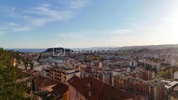 À seulement quelques minutes du centre de Nice et des plages, au sein d’un environnement résidentiel recherché du secteur du Mont Boron / bas Cimiez, découvrez ce superbe appartement 4 pièces en duplex situé dans une résidence intimiste au 8 rue des Caroubiers à Nice.

Ce bien rare développe de très beaux volumes avec une organisation pensée comme une villa suspendue. Dès l’entrée, un vaste espace de vie baigné de lumière accueille un élégant séjour avec salle à manger et cuisine ouverte contemporaine. Les larges ouvertures permettent de profiter d’une vue dominante exceptionnelle sur Nice, les collines et un aperçu mer, offrant une atmosphère unique de jour comme de nuit.

L’étage nuit se compose de trois belles chambres, dont une suite parentale avec salle d’eau privative et rangements. Une seconde salle de bains avec baignoire ainsi qu’un WC indépendant complètent parfaitement l’espace. Chaque pièce bénéficie d’une belle luminosité et d’un cadre particulièrement calme.

La résidence, neuve et sécurisée, propose des prestations de standing avec piscine en copropriété, espaces paysagers et architecture élégante parfaitement intégrée à son environnement niçois.

Deux places de parking en sous-sol complètent ce bien.

Les points forts :
• Duplex 4 pièces
• Vue dominante exceptionnelle sur Nice
• Très lumineux
• Piscine en copropriété
• Deux parkings en sous-sol
• Environnement calme et résidentiel
• Proximité immédiate du centre-ville et des accès principaux

Un bien rare mêlant confort moderne, élégance et emplacement privilégié sur les hauteurs de Nice.
