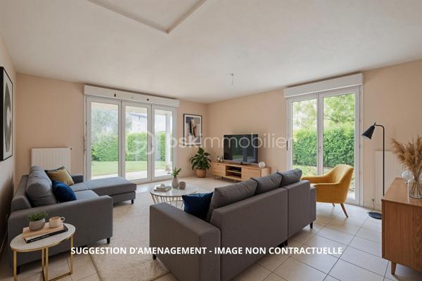 Vous cherchez le parfait équilibre entre confort, praticité et vie au vert ? Cette maison jumelée de 95 m² Carrez (105 m² au sol) idéalement située, à seulement quelques minutes de l’autoroute, pourrait bien être votre coup de cœur.

Au rez-de-chaussée, vous découvrirez une pièce de vie lumineuse donnant sur le jardin, une cuisine fonctionnelle, ainsi qu’une chambre, pratique pour un espace parental, un bureau ou une chambre d’amis.

À l’étage, l’espace nuit se compose de 3 belles chambres et d’une salle de bain.

À l’extérieur, profitez d’un jardin privatif de 216 m² ainsi que d’une terrasse couverte, idéale pour prolonger vos soirées d’été ou savourer un café au calme.

Un garage attenant complète le tout, pour un rangement optimal ou stationner votre véhicule à l’abri.

La maison est située dans une copropriété paisible et bien entretenue, proche des écoles, commerces et transports en commun — l’idéal pour une vie quotidienne agréable.

Les atouts qui font la différence :
4 chambres dont 1 au rez-de-chaussée
Jardin de belle taille avec terrasse couverte
Accès rapide à l’autoroute
Environnement calme et familial
Une opportunité rare sur le secteur de Montbonnot, à ne pas laisser filer !

Contactez-nous dès aujourd’hui pour organiser une visite et laissez-vous séduire par le charme de cette maison.