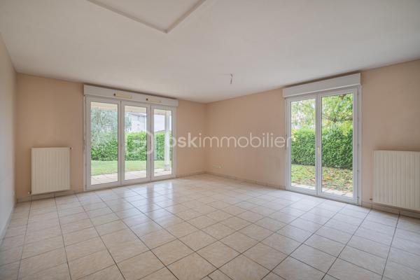 Vous cherchez le parfait équilibre entre confort, praticité et vie au vert ? Cette maison jumelée de 95 m² Carrez (105 m² au sol) idéalement située, à seulement quelques minutes de l’autoroute, pourrait bien être votre coup de cœur.

Au rez-de-chaussée, vous découvrirez une pièce de vie lumineuse donnant sur le jardin, une cuisine fonctionnelle, ainsi qu’une chambre, pratique pour un espace parental, un bureau ou une chambre d’amis.

À l’étage, l’espace nuit se compose de 3 belles chambres et d’une salle de bain.

À l’extérieur, profitez d’un jardin privatif de 216 m² ainsi que d’une terrasse couverte, idéale pour prolonger vos soirées d’été ou savourer un café au calme.

Un garage attenant complète le tout, pour un rangement optimal ou stationner votre véhicule à l’abri.

La maison est située dans une copropriété paisible et bien entretenue, proche des écoles, commerces et transports en commun — l’idéal pour une vie quotidienne agréable.

Les atouts qui font la différence :
4 chambres dont 1 au rez-de-chaussée
Jardin de belle taille avec terrasse couverte
Accès rapide à l’autoroute
Environnement calme et familial
Une opportunité rare sur le secteur de Montbonnot, à ne pas laisser filer !

Contactez-nous dès aujourd’hui pour organiser une visite et laissez-vous séduire par le charme de cette maison.