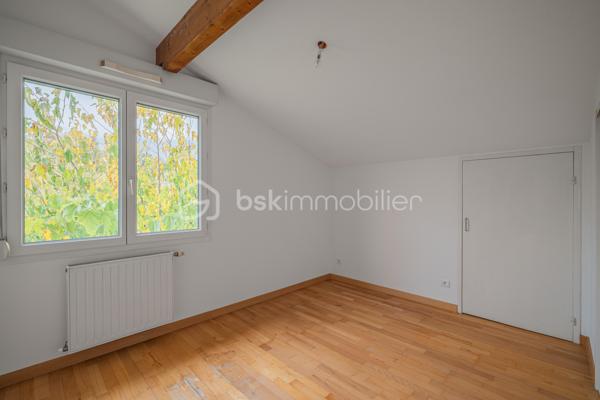 Vous cherchez le parfait équilibre entre confort, praticité et vie au vert ? Cette maison jumelée de 95 m² Carrez (105 m² au sol) idéalement située, à seulement quelques minutes de l’autoroute, pourrait bien être votre coup de cœur.

Au rez-de-chaussée, vous découvrirez une pièce de vie lumineuse donnant sur le jardin, une cuisine fonctionnelle, ainsi qu’une chambre, pratique pour un espace parental, un bureau ou une chambre d’amis.

À l’étage, l’espace nuit se compose de 3 belles chambres et d’une salle de bain.

À l’extérieur, profitez d’un jardin privatif de 216 m² ainsi que d’une terrasse couverte, idéale pour prolonger vos soirées d’été ou savourer un café au calme.

Un garage attenant complète le tout, pour un rangement optimal ou stationner votre véhicule à l’abri.

La maison est située dans une copropriété paisible et bien entretenue, proche des écoles, commerces et transports en commun — l’idéal pour une vie quotidienne agréable.

Les atouts qui font la différence :
4 chambres dont 1 au rez-de-chaussée
Jardin de belle taille avec terrasse couverte
Accès rapide à l’autoroute
Environnement calme et familial
Une opportunité rare sur le secteur de Montbonnot, à ne pas laisser filer !

Contactez-nous dès aujourd’hui pour organiser une visite et laissez-vous séduire par le charme de cette maison.